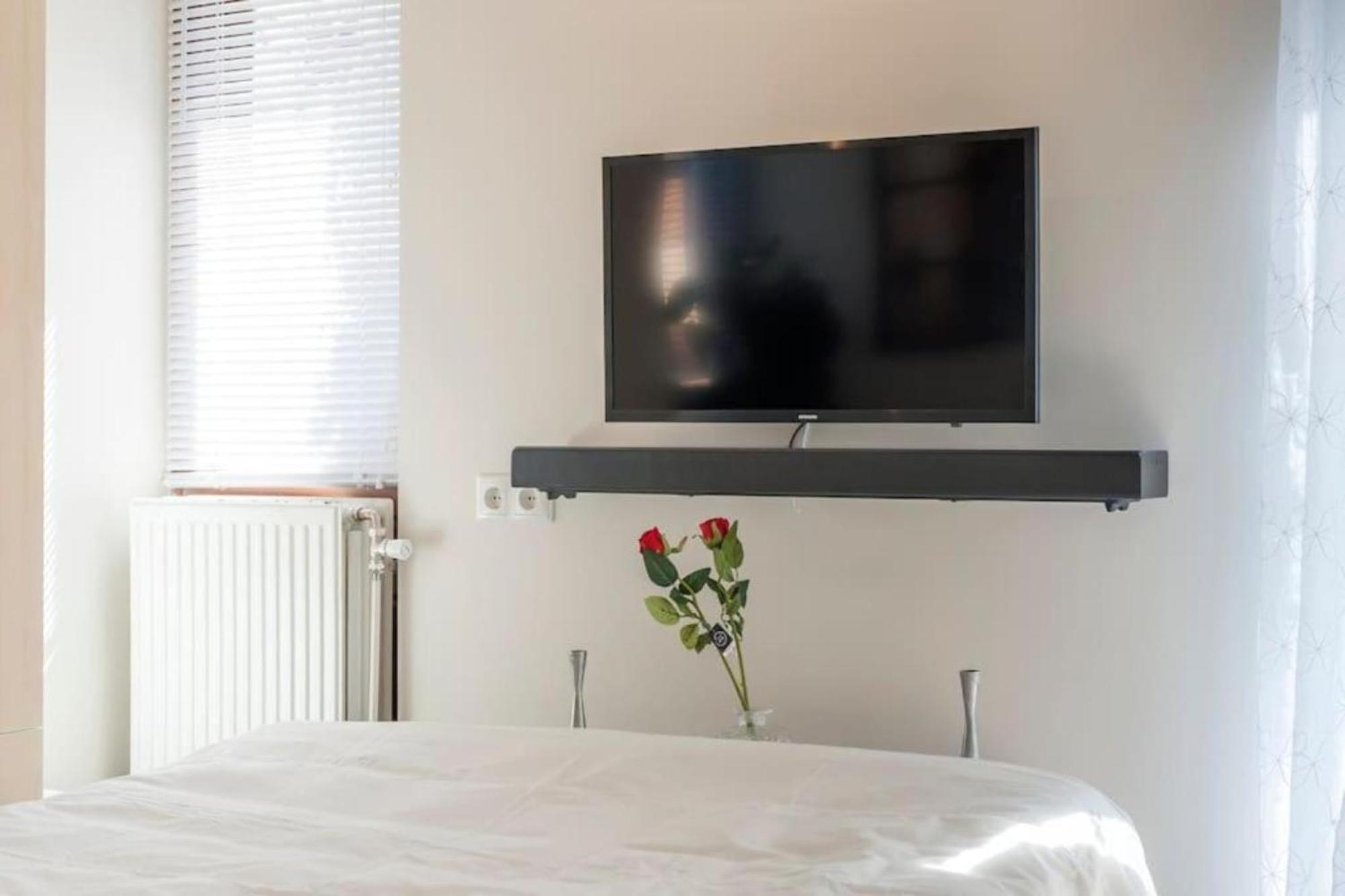 Front Room In Villa Near Centre And Tue 에인트호번 외부 사진